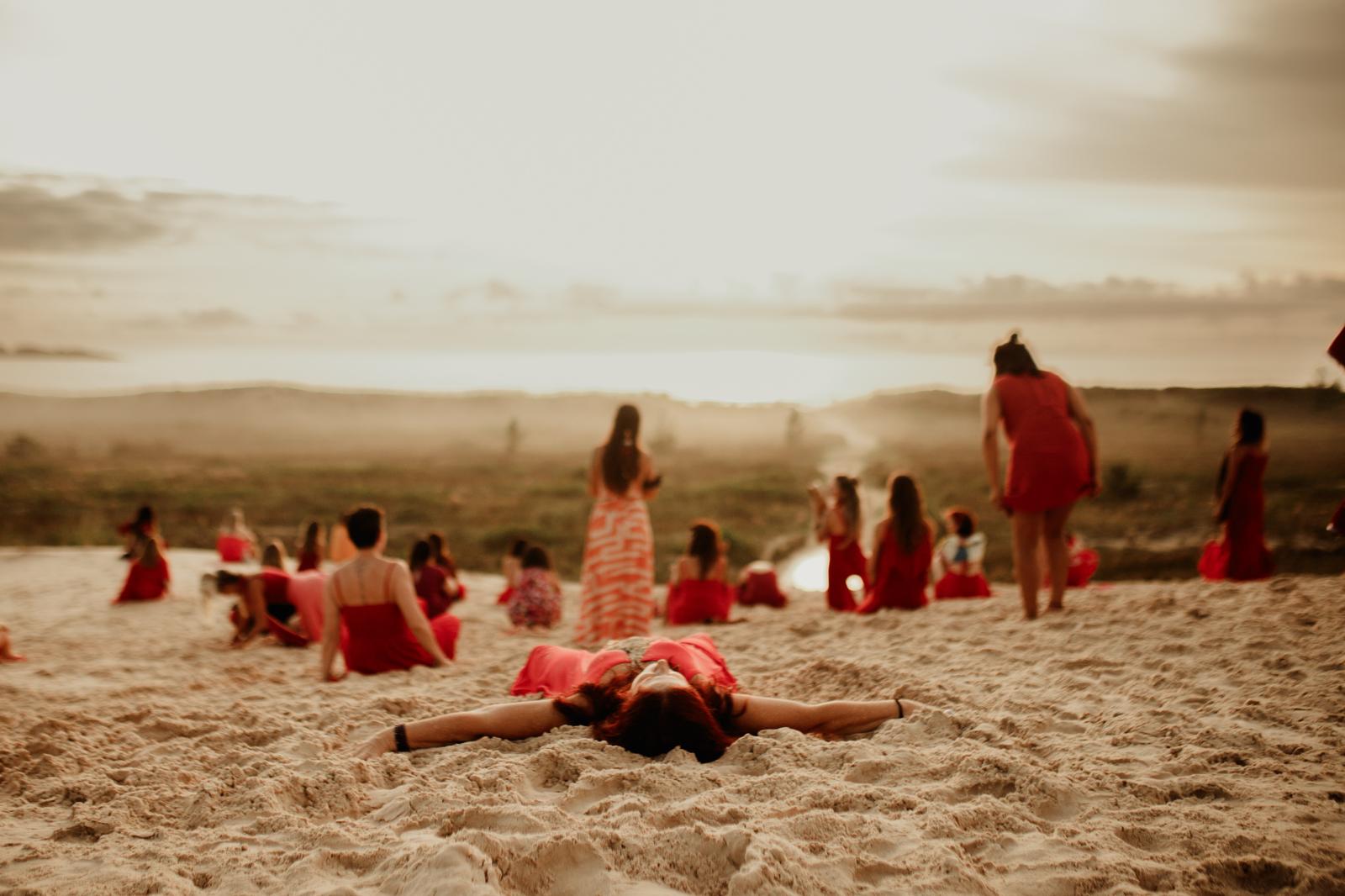 Ritual de fogueira na floresta